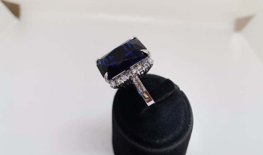 BÜYÜK SAFİR VE PIRLANTA TAŞLI KARE MODEL YÜZÜK