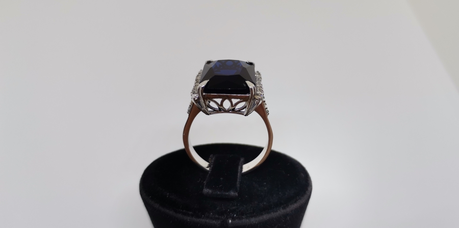 BÜYÜK SAFİR VE PIRLANTA TAŞLI KARE MODEL YÜZÜK