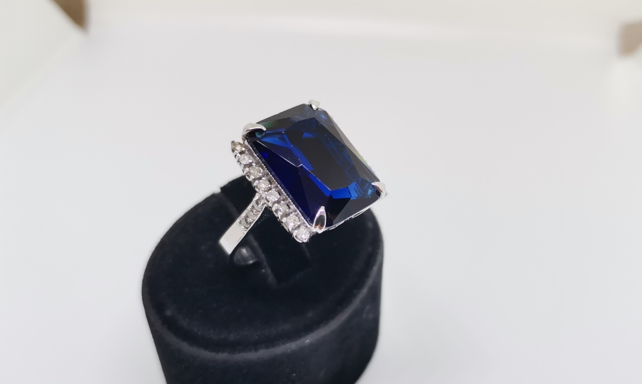 BÜYÜK SAFİR VE PIRLANTA TAŞLI KARE MODEL YÜZÜK