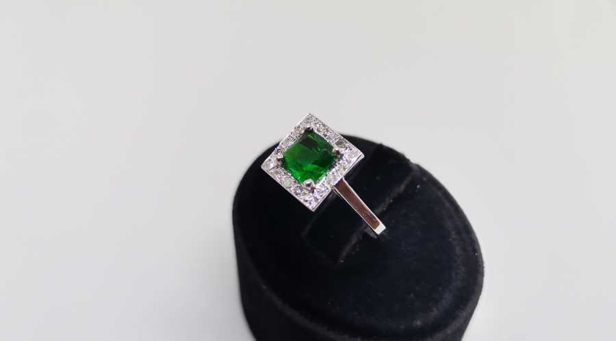 ZÜMRÜT VE PIRLANTA TAŞLI KARE MODEL YÜZÜK