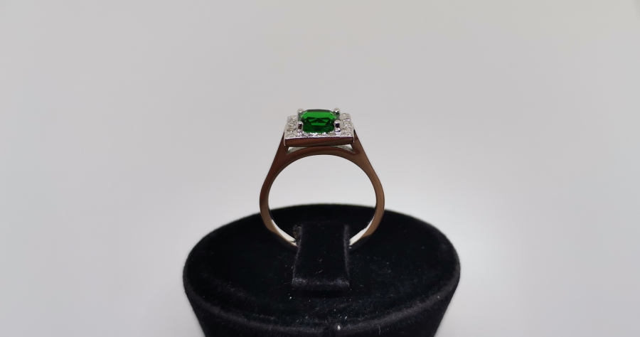 ZÜMRÜT VE PIRLANTA TAŞLI KARE MODEL YÜZÜK