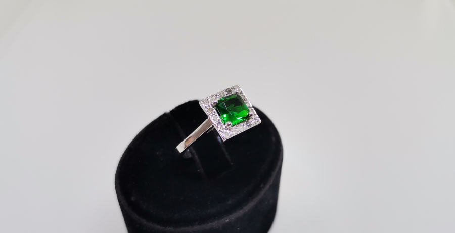 ZÜMRÜT VE PIRLANTA TAŞLI KARE MODEL YÜZÜK