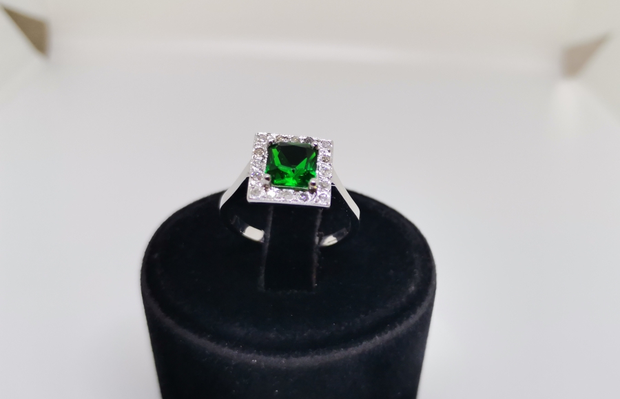 ZÜMRÜT VE PIRLANTA TAŞLI KARE MODEL YÜZÜK