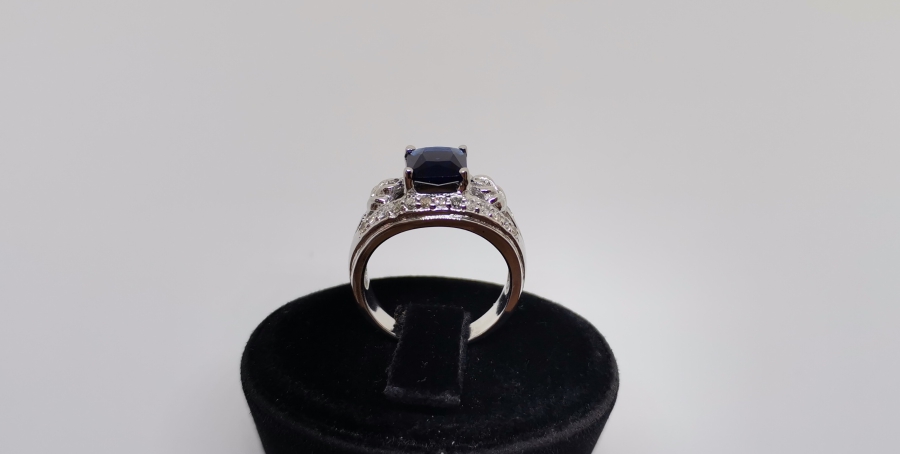 YAN KISIMLARI LALE MODELLİ PIRLANTA VE SAFİR TAŞLI YÜZÜK