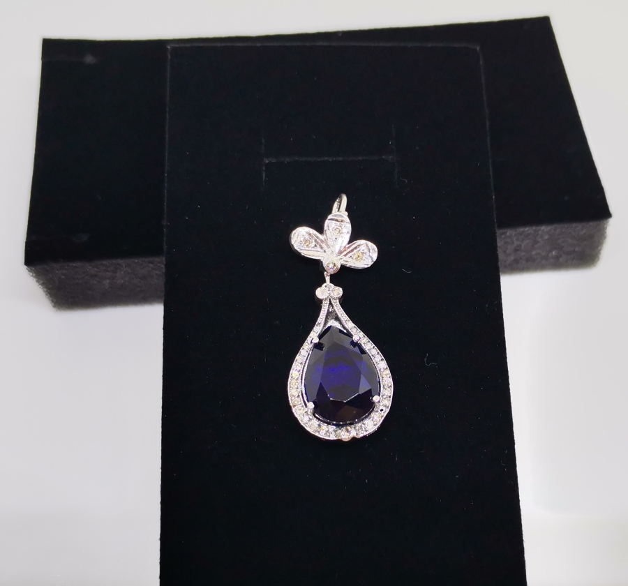 SAFİR VE PIRLANTA TAŞLI BÜYÜK DAMLA MODELİ KOLYE UCU