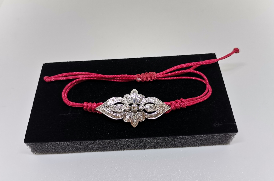 PIRLANTA TAŞLARLA SÜSLÜ MAKROME İPLİ BİLEKLİK