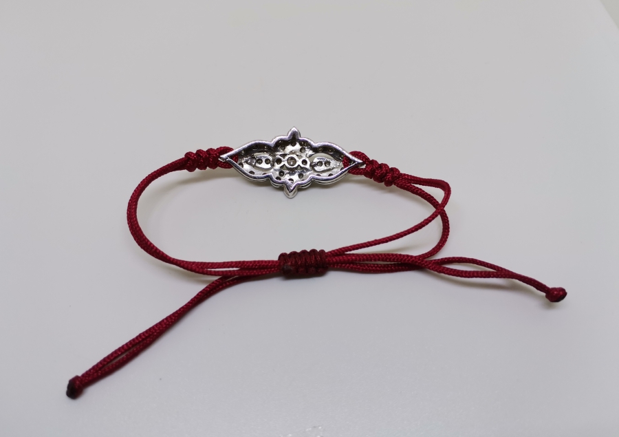 PIRLANTA TAŞLARLA SÜSLÜ MAKROME İPLİ BİLEKLİK