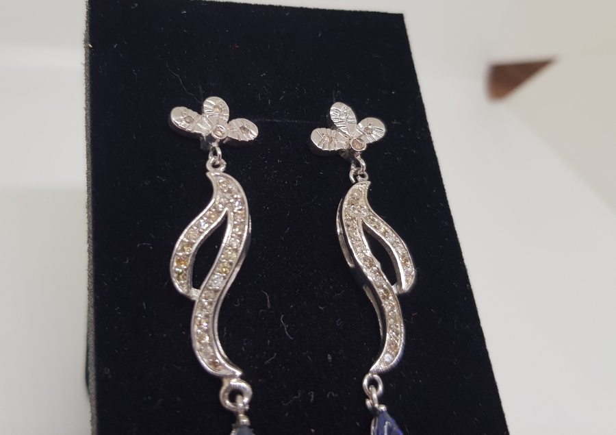 DALGALI MODEL SAFİR VE PIRLANTA TAŞLI KÜPE