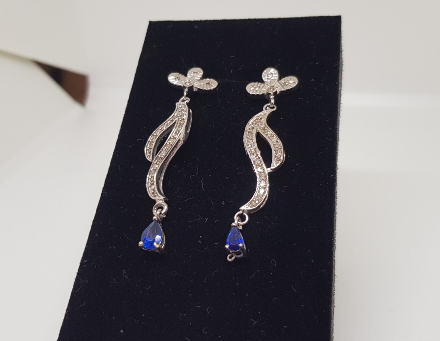 DALGALI MODEL SAFİR VE PIRLANTA TAŞLI KÜPE