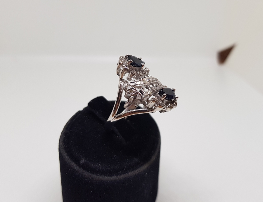 SAFİR VE PIRLANTA TAŞLI SİMETRİK MODEL YÜZÜK