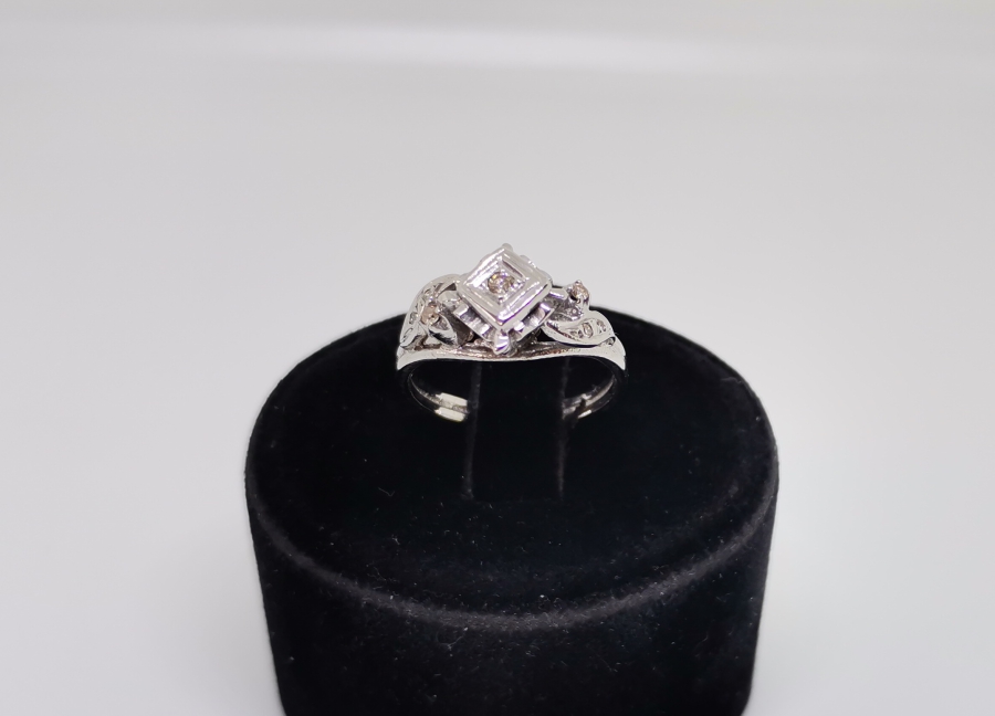 TAÇLI KARE MODELİ PIRLANTA TAŞLI YÜZÜK