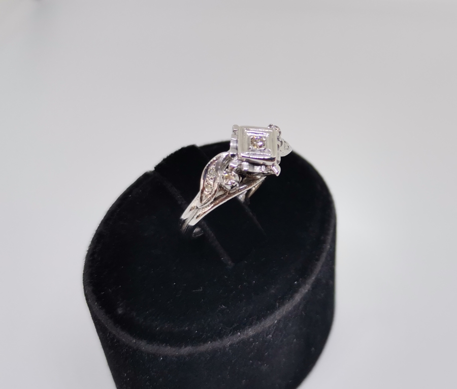 TAÇLI KARE MODELİ PIRLANTA TAŞLI YÜZÜK