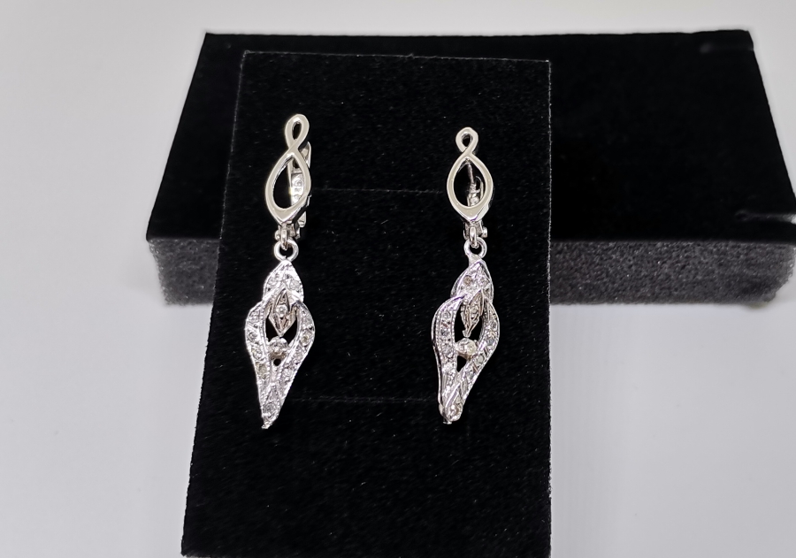 ÜST KISMI SONSUZLUK MODELLİ MEKİK FORMLU PIRLANTA KÜPE