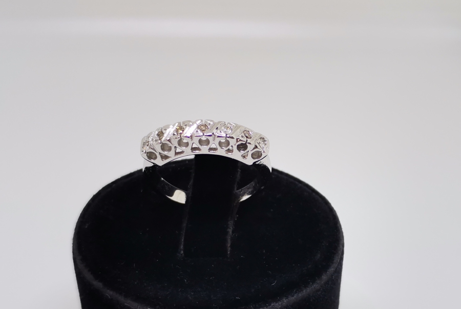 ÜZERİNDE PIRLANTA TAŞLAR BULUNAN YEDİTAŞ MODEL YÜZÜK