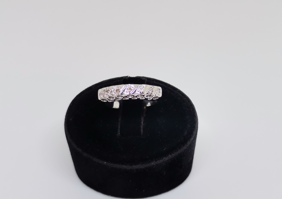 ÜZERİNDE PIRLANTA TAŞLAR BULUNAN YEDİTAŞ MODEL YÜZÜK