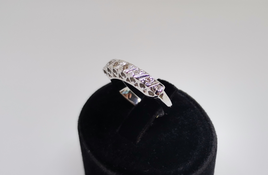 ÜZERİNDE PIRLANTA TAŞLAR BULUNAN YEDİTAŞ MODEL YÜZÜK