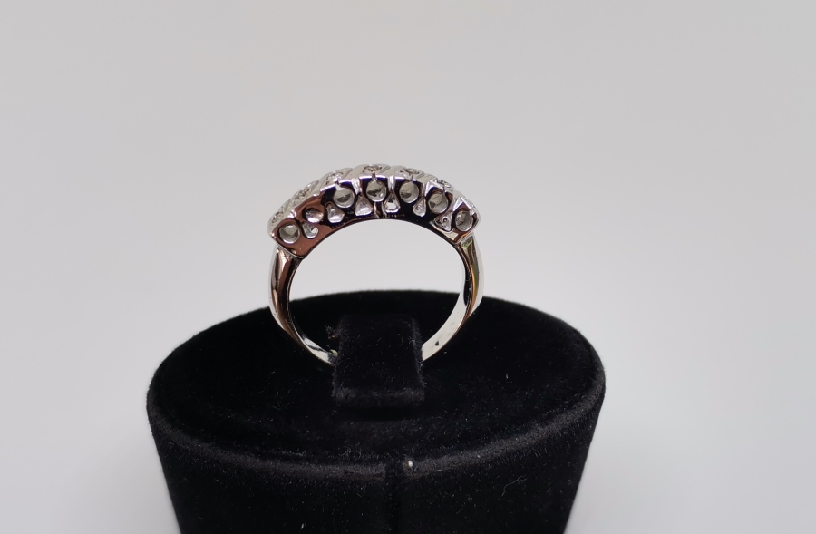 ÜZERİNDE PIRLANTA TAŞLAR BULUNAN YEDİTAŞ MODEL YÜZÜK