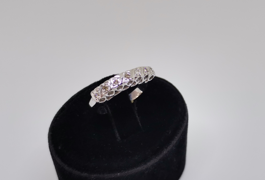 ÜZERİNDE PIRLANTA TAŞLAR BULUNAN YEDİTAŞ MODEL YÜZÜK