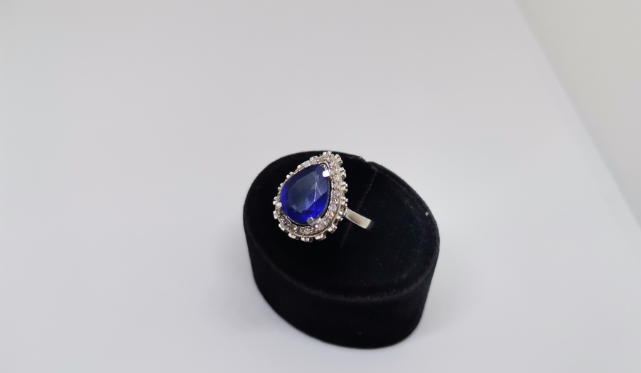 SAFİR VE PIRLANTA TAŞLI DAMLA MODEL YÜZÜK