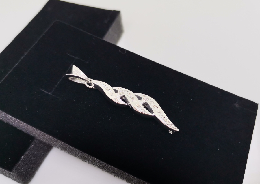 AKARSU MODELİ PIRLANTA TAŞLI KOLYE UCU