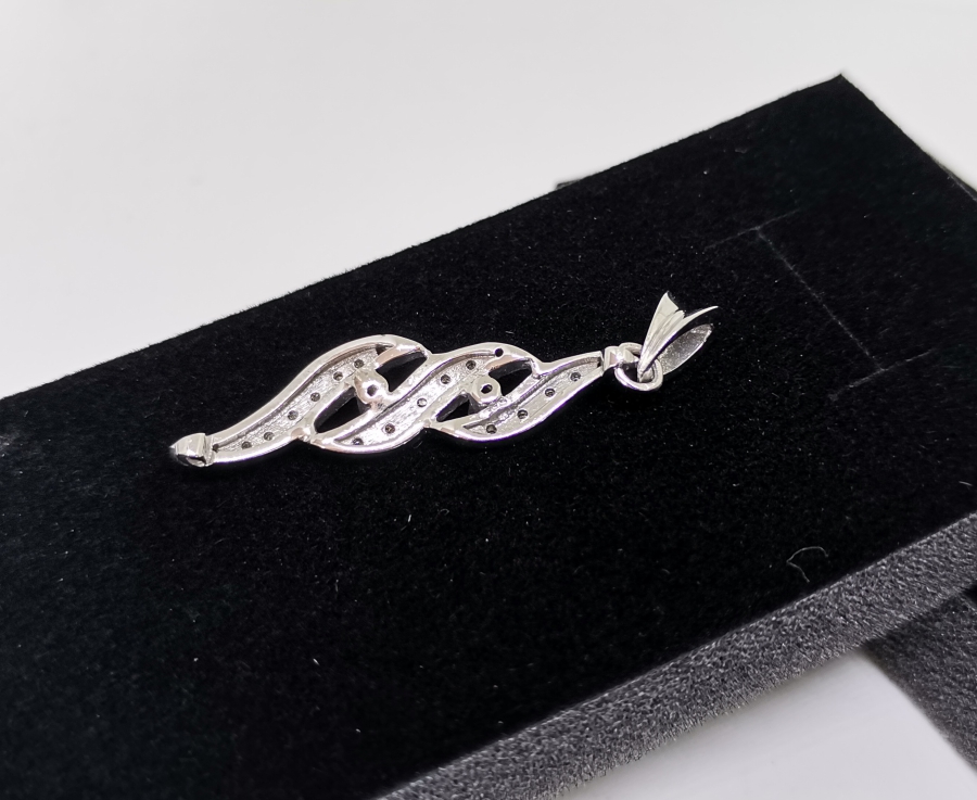 AKARSU MODELİ PIRLANTA TAŞLI KOLYE UCU