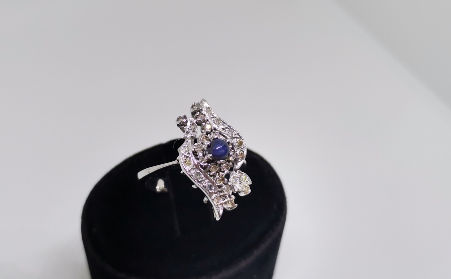 SAFİR VE PIRLANTA TAŞLI YAN MEKİK MODEL YÜZÜK