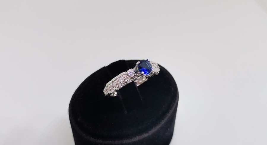 PIRLANTA VE SAFİR TAŞLI YARIM TAMTUR MODEL YÜZÜK