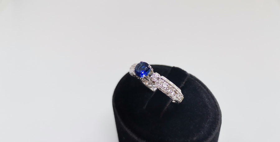 PIRLANTA VE SAFİR TAŞLI YARIM TAMTUR MODEL YÜZÜK