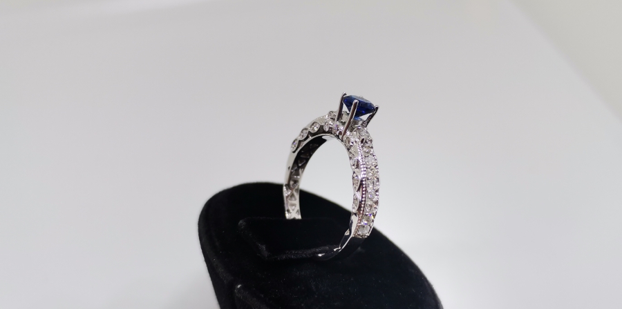 PIRLANTA VE SAFİR TAŞLI YARIM TAMTUR MODEL YÜZÜK