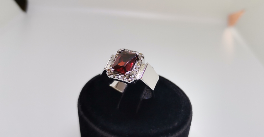 PIRLANTA VE YAKUT TAŞLI BÜYÜK BAGET YÜZÜK