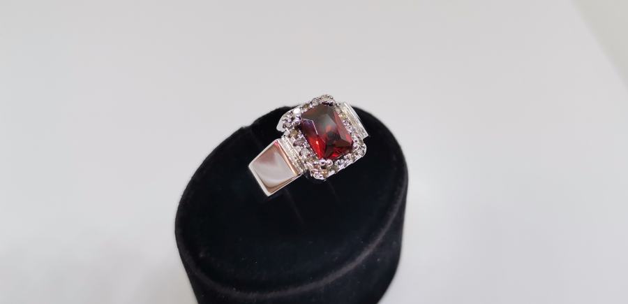 PIRLANTA VE YAKUT TAŞLI BÜYÜK BAGET YÜZÜK