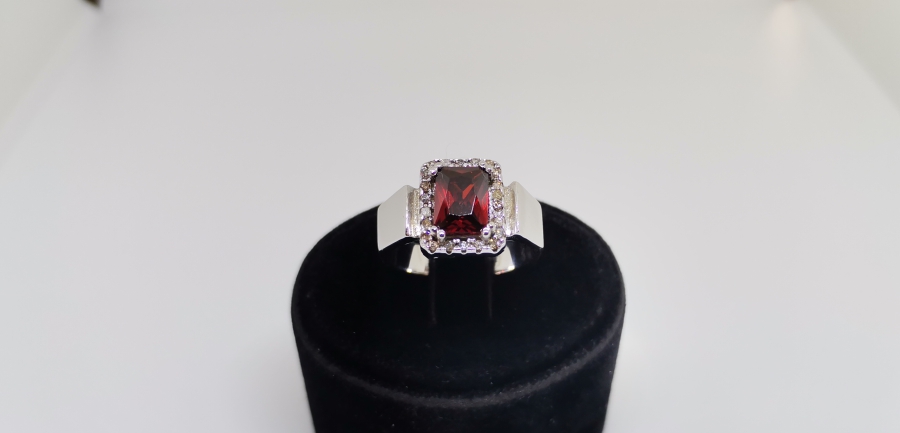 PIRLANTA VE YAKUT TAŞLI BÜYÜK BAGET YÜZÜK