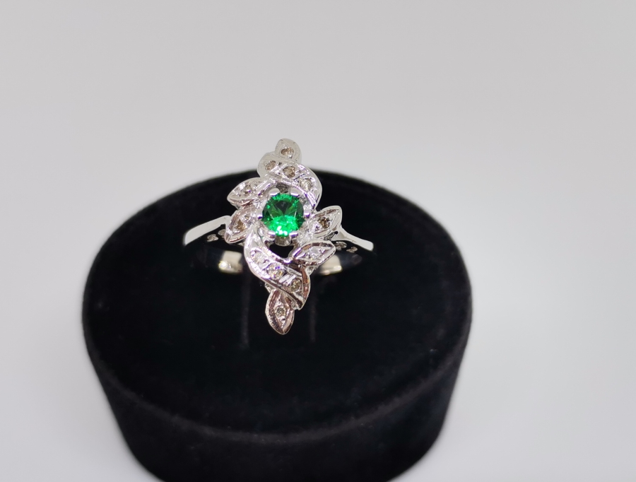 ZÜMRÜT VE PIRLANTA TAŞLI FRANSIZ MEKİK MODELİ YÜZÜK