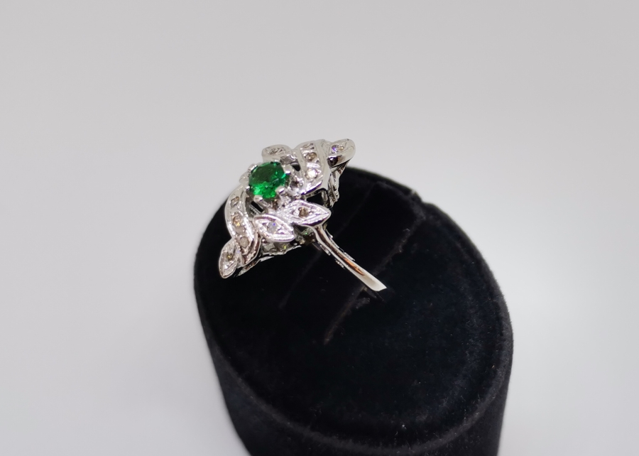 ZÜMRÜT VE PIRLANTA TAŞLI FRANSIZ MEKİK MODELİ YÜZÜK