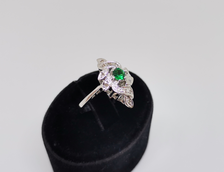 ZÜMRÜT VE PIRLANTA TAŞLI FRANSIZ MEKİK MODELİ YÜZÜK