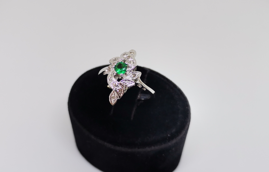 ZÜMRÜT VE PIRLANTA TAŞLI FRANSIZ MEKİK MODELİ YÜZÜK