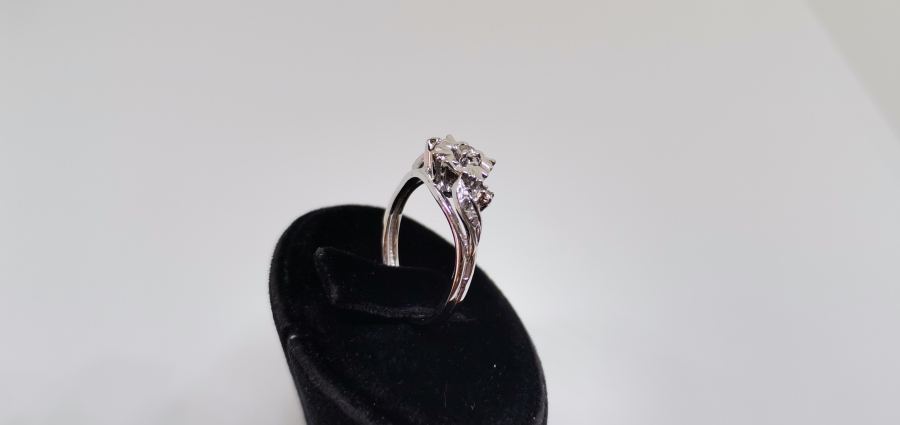 KAR TANESİ MODEL PIRLANTA YÜZÜK