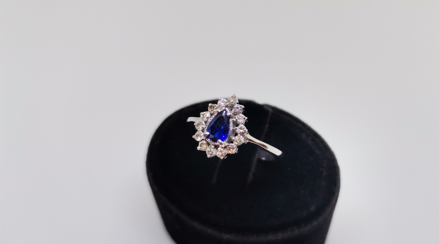 SAFİR VE PIRLANTA TAŞLI DAMLA MODELİ YÜZÜK