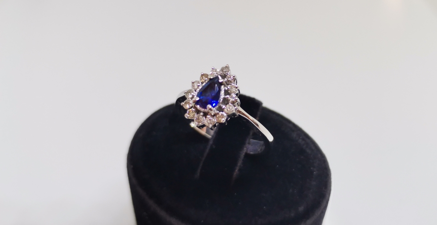 SAFİR VE PIRLANTA TAŞLI DAMLA MODELİ YÜZÜK