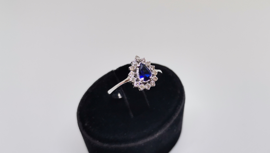 SAFİR VE PIRLANTA TAŞLI DAMLA MODELİ YÜZÜK