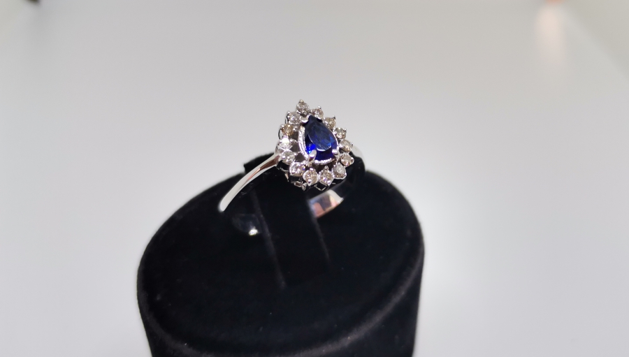 SAFİR VE PIRLANTA TAŞLI DAMLA MODELİ YÜZÜK