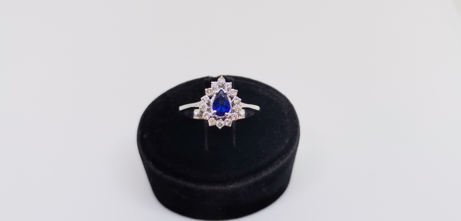 SAFİR VE PIRLANTA TAŞLI DAMLA MODELİ YÜZÜK