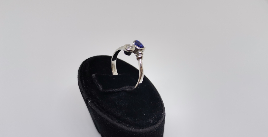 YILANBAŞI MODELİ SAFİR VE PIRLANTA İLE SÜSLÜ YÜZÜK