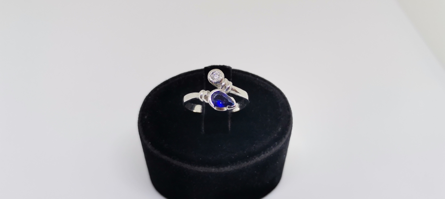 YILANBAŞI MODELİ SAFİR VE PIRLANTA İLE SÜSLÜ YÜZÜK