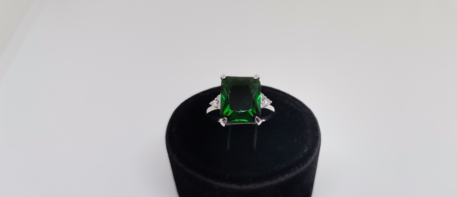 PIRLANTA VE ZÜMRÜT TAŞLI BAGET MODEL YÜZÜK