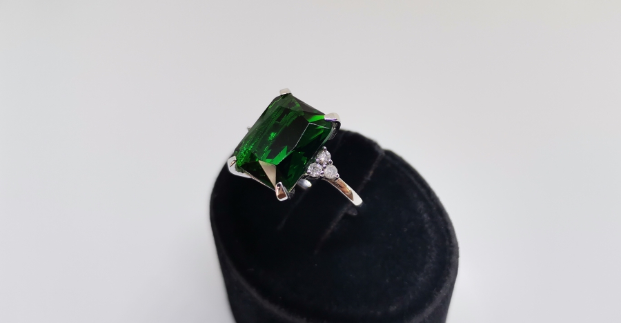 PIRLANTA VE ZÜMRÜT TAŞLI BAGET MODEL YÜZÜK