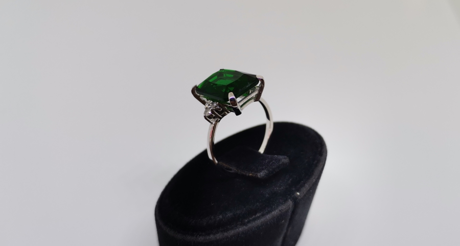 PIRLANTA VE ZÜMRÜT TAŞLI BAGET MODEL YÜZÜK