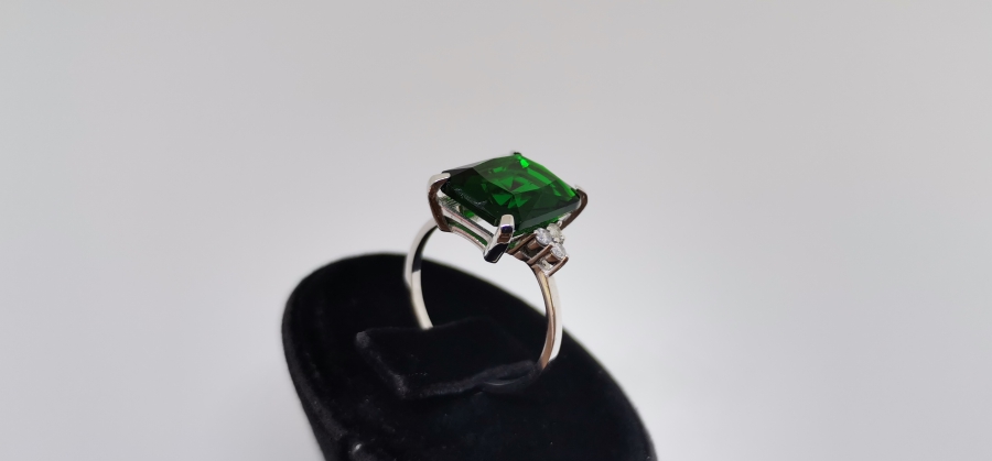 PIRLANTA VE ZÜMRÜT TAŞLI BAGET MODEL YÜZÜK