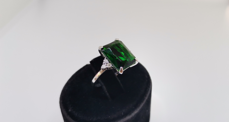 PIRLANTA VE ZÜMRÜT TAŞLI BAGET MODEL YÜZÜK