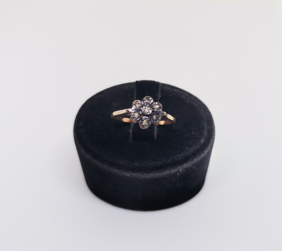 GONCA MODELİ ELMAS TAŞLI YÜZÜK